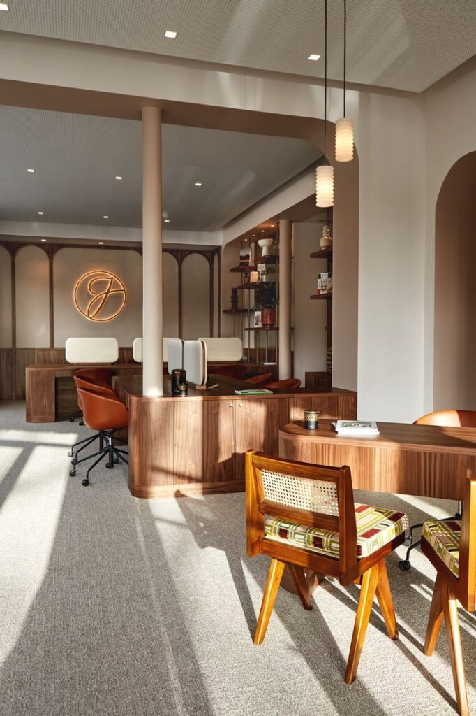 agence immobilière moderne et chaleureuse À…